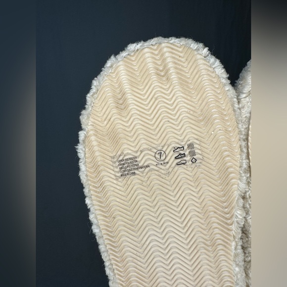 Abercrombie & Fitch Sherpa Slippers - Picture 9 of 11